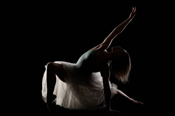 Балерина Білою Сукнею Чорним Зверху Позує Чорному Тлі Бічний Освітлений — стокове фото