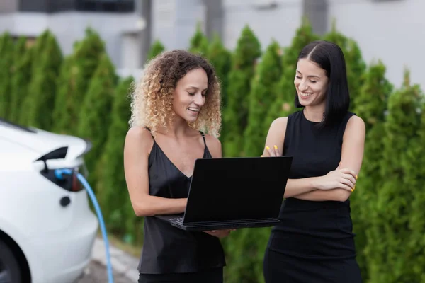 Két Gyönyörű Lány Fekete Outfutmosollyal Pózolással Üzletasszonyok Dolgoznak Laptop Miközben — Stock Fotó
