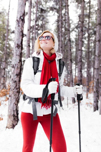 Девушка Красно Белом Костюме Прогулка Лесу Снегом Зимний День — стоковое фото