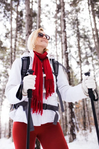 Fille Tenue Rouge Blanche Randonnée Dans Une Forêt Avec Neige — Photo