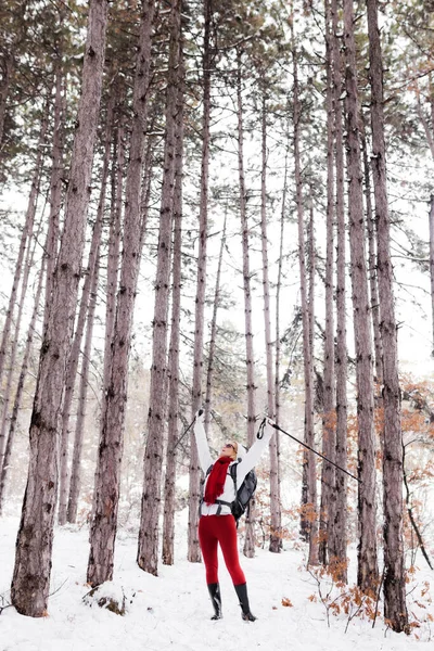 Fille Tenue Rouge Blanche Randonnée Dans Une Forêt Avec Neige — Photo