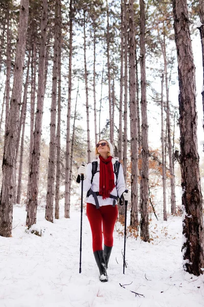 Fille Tenue Rouge Blanche Randonnée Dans Une Forêt Avec Neige — Photo