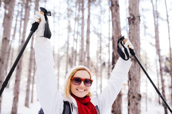 Девушка Красно Белом Костюме Гуляет Лесу Снегом Зимний День Руки — стоковое фото