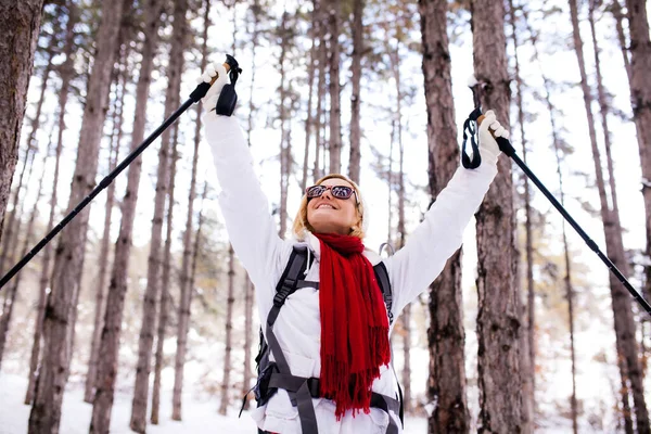 Flicka Röd Och Vit Outfit Vandring Skog Med Snö Vinterdag — Stockfoto