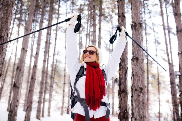 Девушка Красно Белом Костюме Гуляет Лесу Снегом Зимний День Руки — стоковое фото