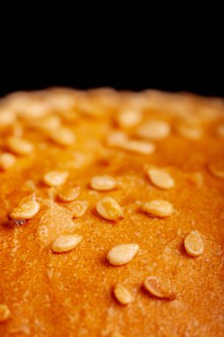 Hamburger ekmeğini susamlı kapatıyoruz..