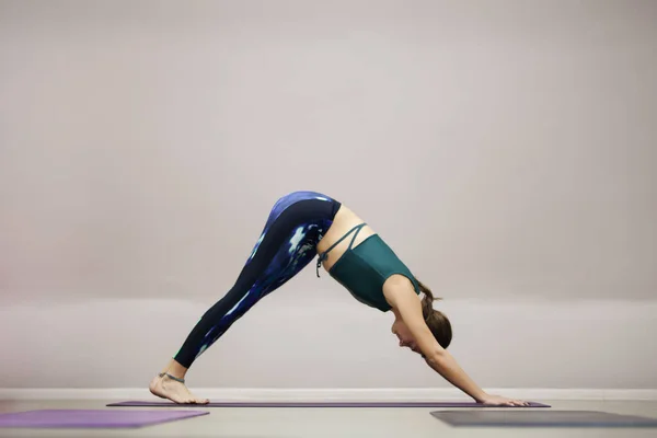 Fitnesslehrer Praktiziert Yoga Fit Mädchen Üben Stretching Posen — Stockfoto