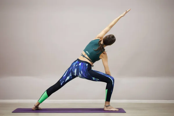Fitnesslehrer Praktiziert Yoga Fit Mädchen Üben Stretching Posen — Stockfoto