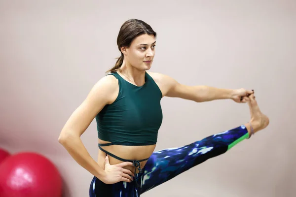 Instructor Fitness Practicando Yoga Ajuste Chica Ejercicio Estiramiento Poses Balones —  Fotos de Stock