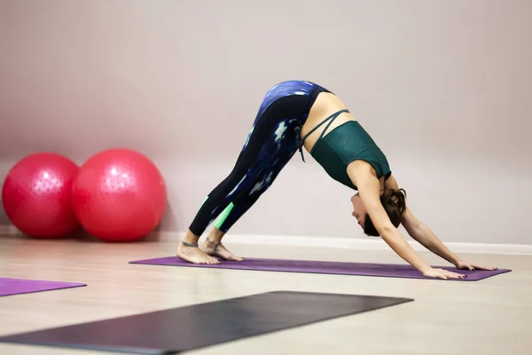 Fitnesslehrer Praktiziert Yoga Fit Mädchen Üben Stretching Posen Balance Bälle — Stockfoto
