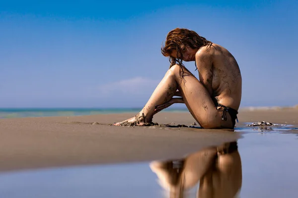 Corpo Feminino Sexy Coberto Areia Menina Sentada Uma Praia Com — Fotografia de Stock