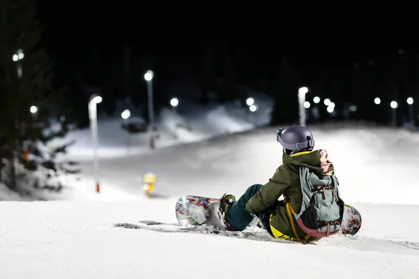 Snowboardzistka Pozująca Stokach Nocne Narty Ośrodku Zimowym — Zdjęcie stockowe