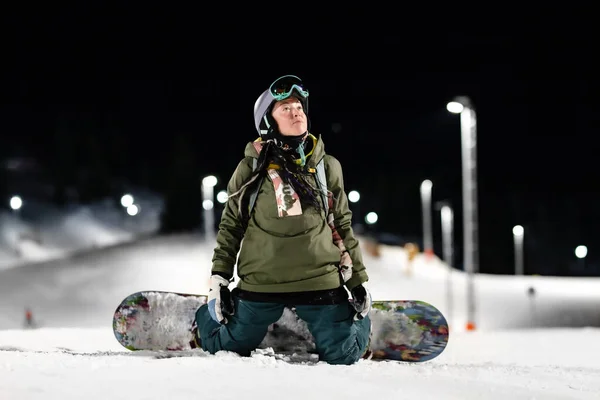 Menina Snowboarder Posando Encostas Esqui Noturno Resort Inverno — Fotografia de Stock