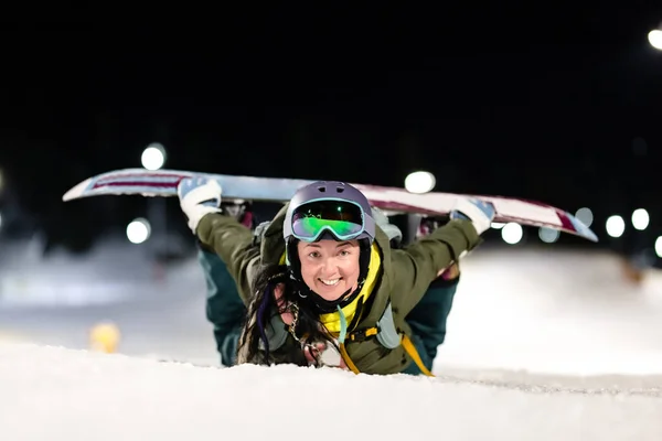 Snowboarder Fille Posant Sur Les Pentes Ski Nocturne Station Hiver — Photo