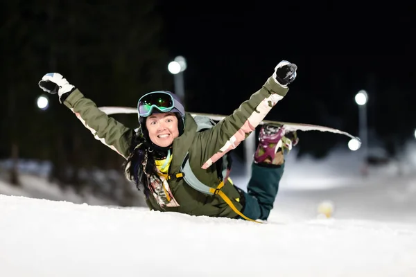 Menina Snowboarder Posando Encostas Esqui Noturno Resort Inverno — Fotografia de Stock