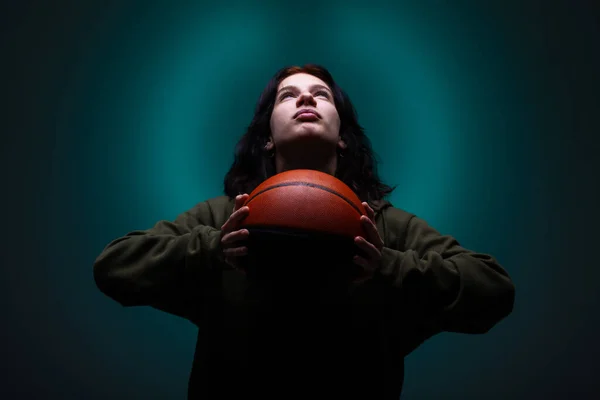 Adolescente Avec Basket Portrait Studio Avec Fond Bleu Néon — Photo