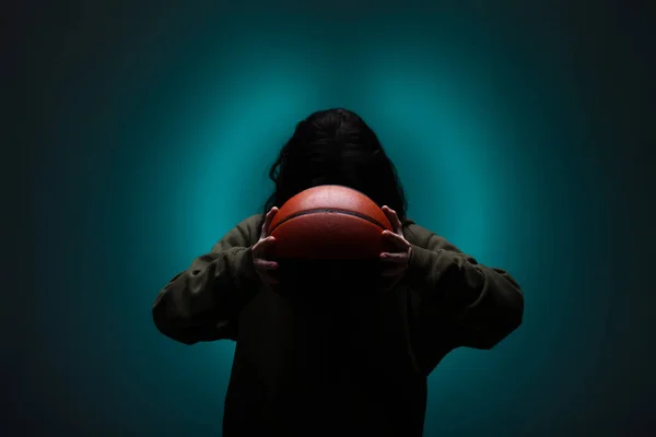 Teenager Mädchen Mit Basketball Silhouette Studioporträt Mit Neonblauem Hintergrund — Stockfoto