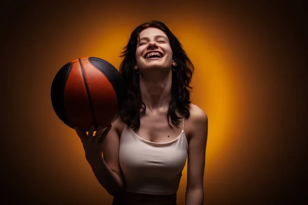 Tienermeisje Met Tandbeugels Met Basketbal Studio Portret Oranje Achtergrond — Stockfoto