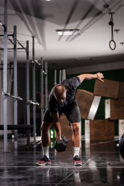 Kas sporcusu çok ağır ağırlık kaldırıyor. Adam içeride çalışıyor.