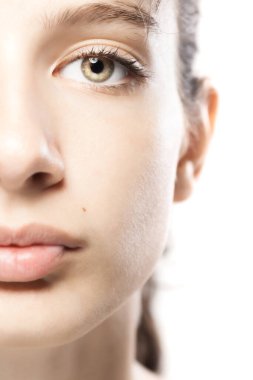 Güzel genç kız stüdyo resmi. Kameraya bakan soyut gözler.