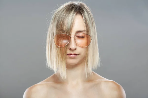 Retrato Moda Menina Bonita Cabelo Curto Óculos — Fotografia de Stock