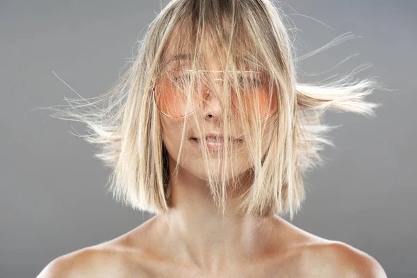 Hermosa Chica Retrato Moda Gafas Cabello Ondulado —  Fotos de Stock