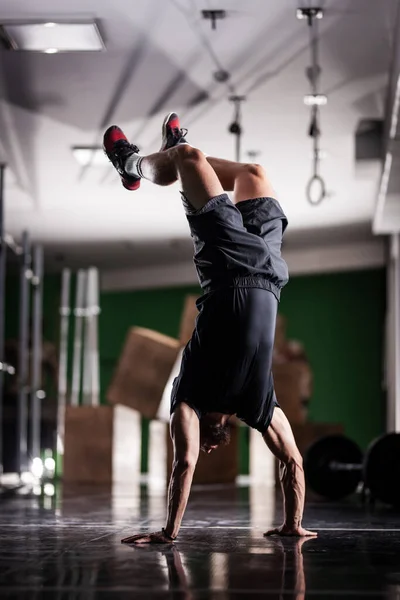 Мускулистый Спортсмен Стоит Ходит Руках Вверх Ногами — стоковое фото