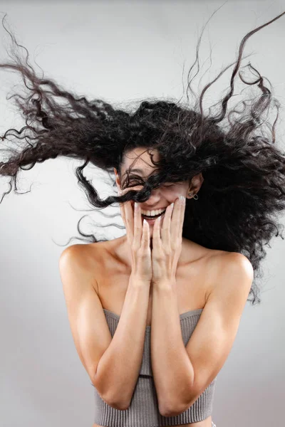 Красивая Брюнетка Длинными Вьющимися Волосами Воздухе Студийный Портрет Счастливое Улыбающееся — стоковое фото