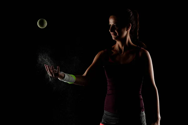 Tennisspelare Flicka Med Magnesiumpulver Händerna Boll Med Damm Synliga — Stockfoto