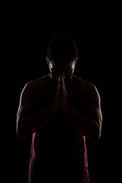 Seitlich Beleuchtete Muskulöse Kaukasische Männersilhouette Sportler Roten Hemd Betet Vor — Stockfoto