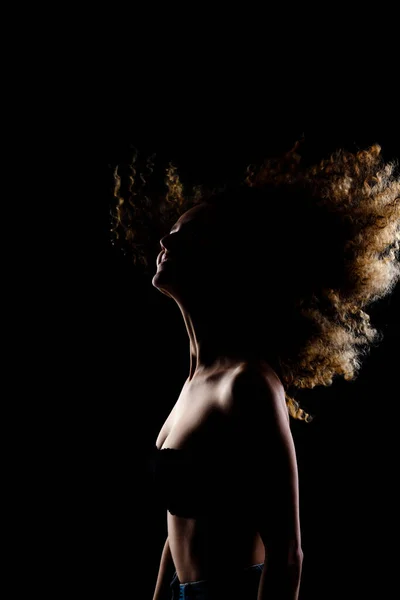 Подсвеченная Брюнетка Длинными Вьющимися Волосами Силуэт Студийный Портрет Темном Фоне — стоковое фото