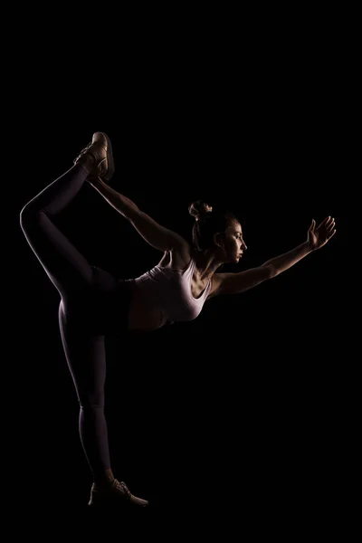 Chica Forma Practicando Yoga Estudio Medio Silueta Lado Iluminado Modelo —  Fotos de Stock