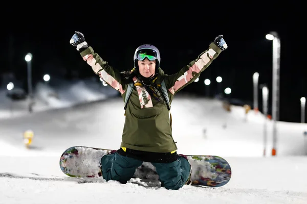 Snowboarder Ragazza Posa Sulle Piste Sci Notturno Nella Località Invernale — Foto Stock