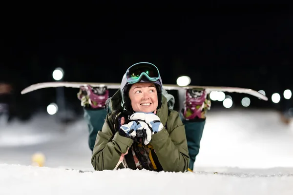 Snowboarder Ragazza Posa Sulle Piste Sci Notturno Nella Località Invernale — Foto Stock