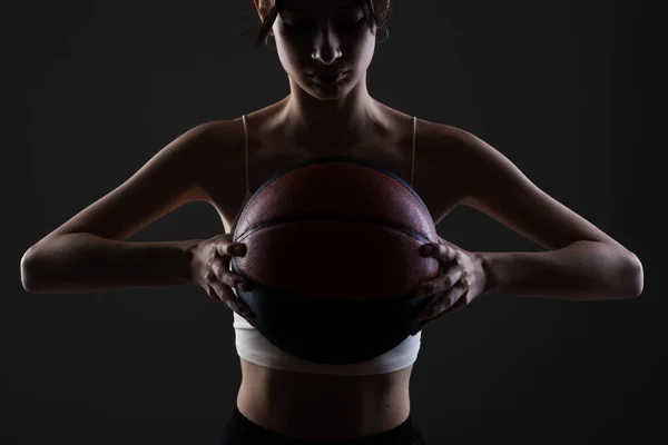 Tienermeisje Met Basketbal Zijverlicht Atelierportret Tegen Donkere Achtergrond — Stockfoto