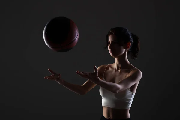 Chica Adolescente Con Baloncesto Retrato Estudio Iluminado Lateral Sobre Fondo — Foto de Stock