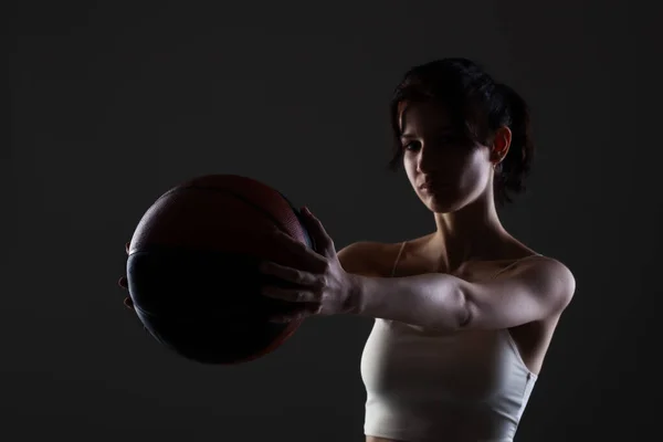 Tienermeisje Met Basketbal Zijverlicht Atelierportret Tegen Donkere Achtergrond — Stockfoto