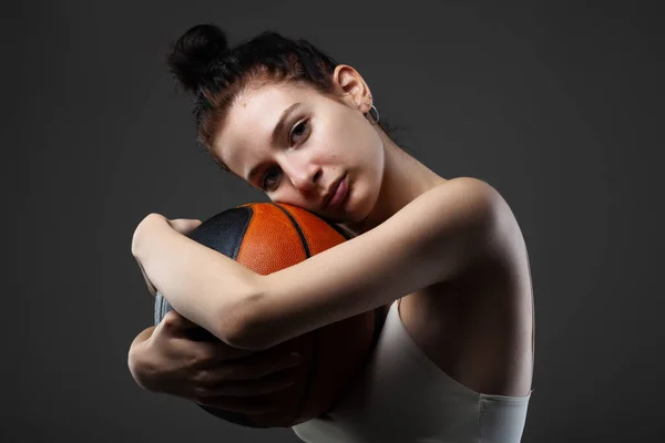 Tienermeisje Met Basketbal Zijverlicht Atelierportret Tegen Donkere Achtergrond — Stockfoto