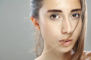 Güzel esmer kız stüdyo resmi. Ciddi yüz ifadesi.