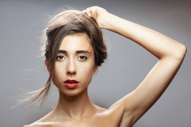 Güzel esmer kız stüdyo resmi. Ciddi yüz ifadesi.