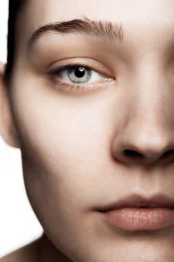 Beyaz arka plana karşı güzel bir genç kadının stüdyo portresini kapat.