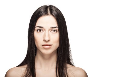 Beyaz arka plana karşı güzel bir genç kızın stüdyo portresi. Kameraya bakıyorum..