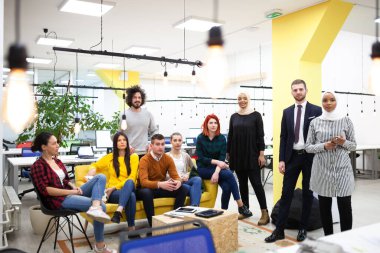 Modern ofis işyerindeki başarılı çoklu etnik gruptan oluşan bir ekip. Çeşitlilik mutluluk ve başarı kavramı.