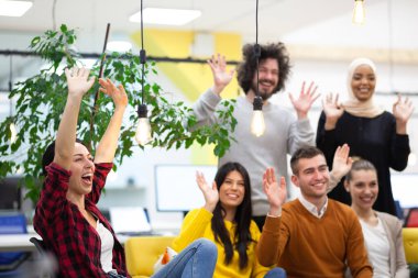 Modern ofis işyerindeki başarılı çoklu etnik gruptan oluşan bir ekip. El sallıyorum. Çeşitlilik mutluluk ve başarı kavramı.