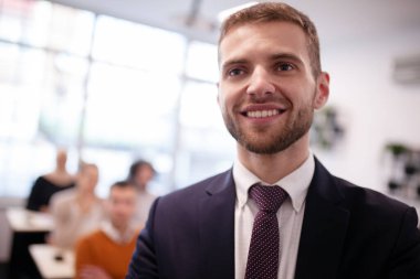 Sınıfta çok ırklı öğrencilerle birlikte bir öğretim üyesinin portresi. 