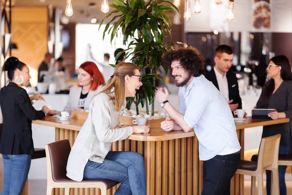 Gente Bar Café Divirtiéndose Conversaciones Reuniones Ropa Casual Formal — Foto de Stock