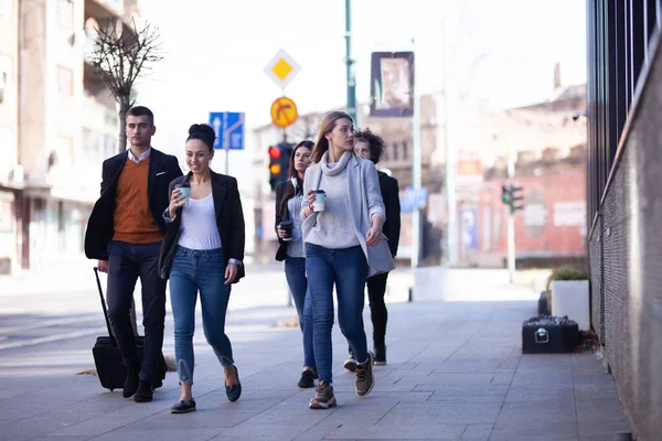 Emberek Egy Csoportja Sétál Utcán Magabiztosan Üzletemberek Üzletasszonyok Együtt Utaznak — Stock Fotó