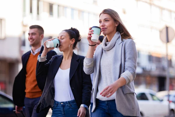 Group People Walking Street Confidence Businessmen Businesswomen Traveling Together Drinking — Foto de Stock