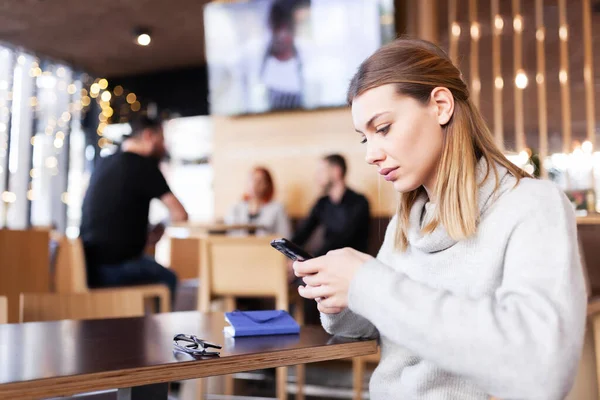 Egy Lány Modern Kávézóban Telefonál Mosolygás — Stock Fotó