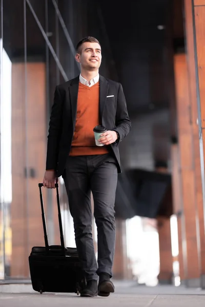 商人一边走路一边喝咖啡 带着推车行李旅行的人 — 图库照片